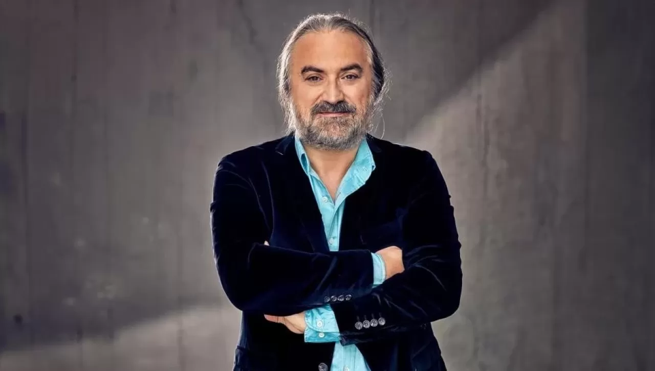 Kıbrıs'ta sahnede fenalaşan sanatçı Volkan Konak hayatını kaybetti