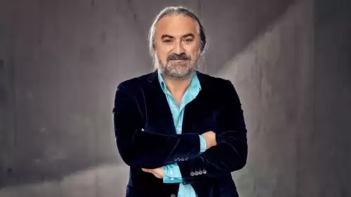 Kıbrıs'ta sahnede fenalaşan sanatçı Volkan Konak hayatını kaybetti