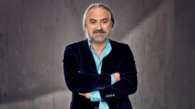Kıbrıs'ta sahnede fenalaşan sanatçı Volkan Konak hayatını kaybetti