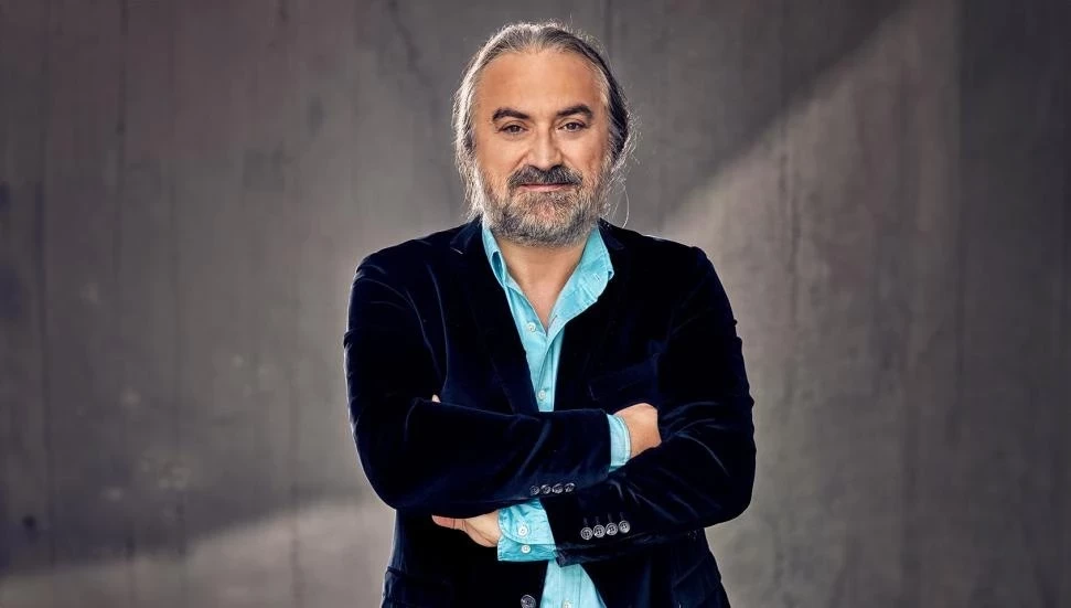 Kıbrıs'ta sahnede fenalaşan sanatçı Volkan Konak hayatını kaybetti